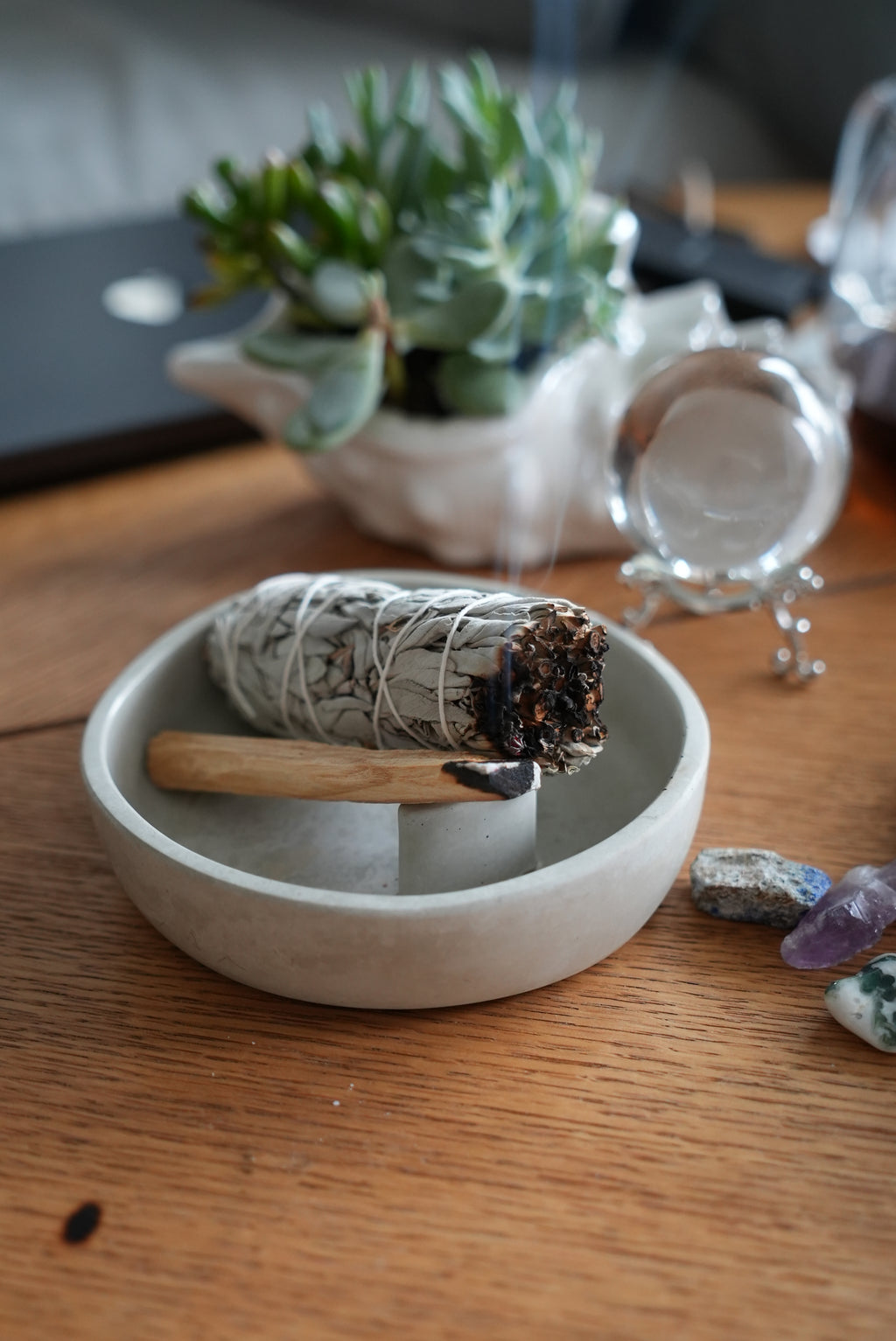 Betonowy Zestaw Rytualny: Podstawka + Palo Santo + Szałwia