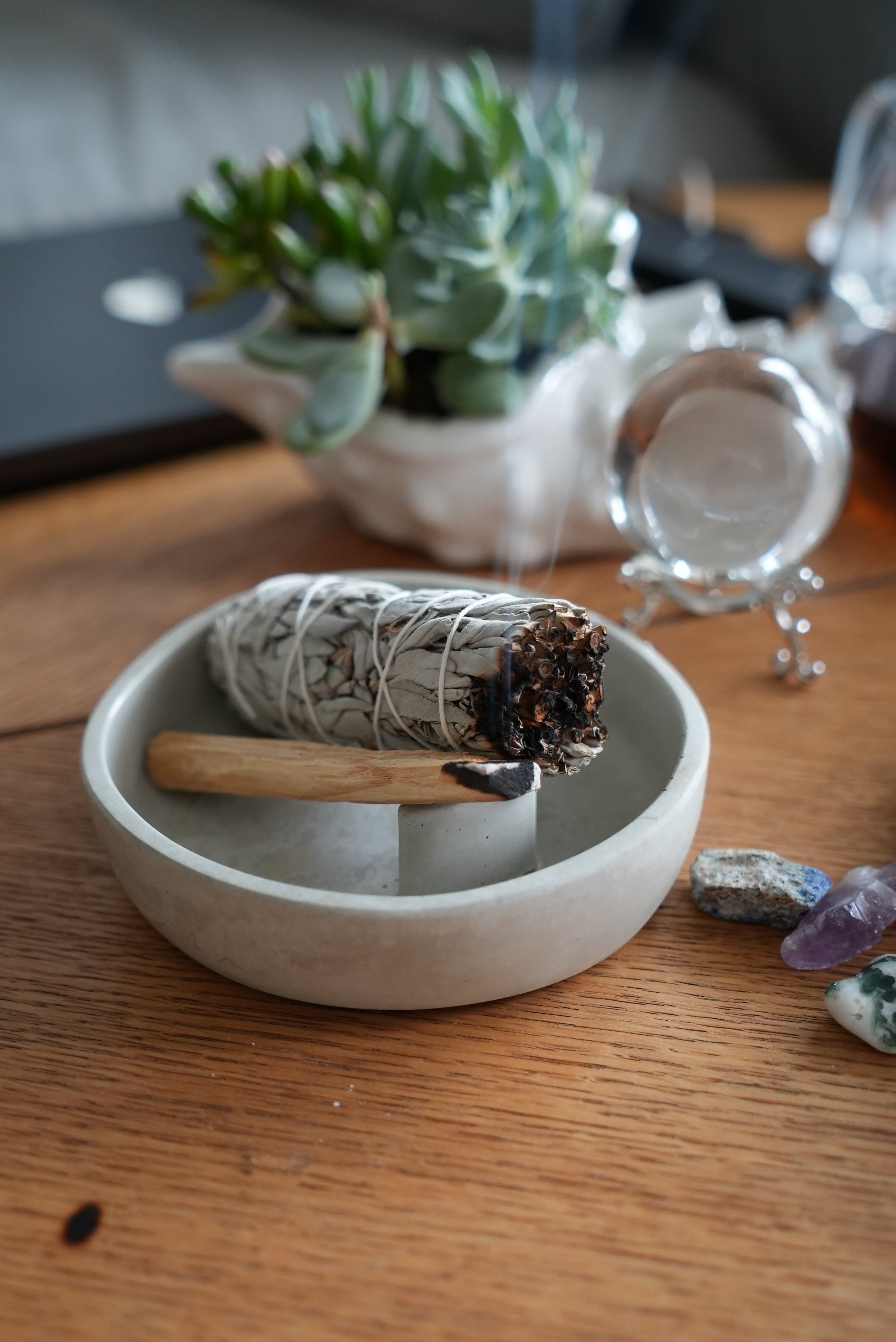 Betonowy Zestaw Rytualny: Podstawka + Palo Santo + Szałwia