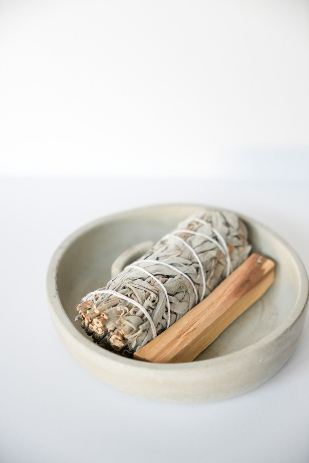 Betonowy Zestaw Rytualny: Podstawka + Palo Santo + Szałwia