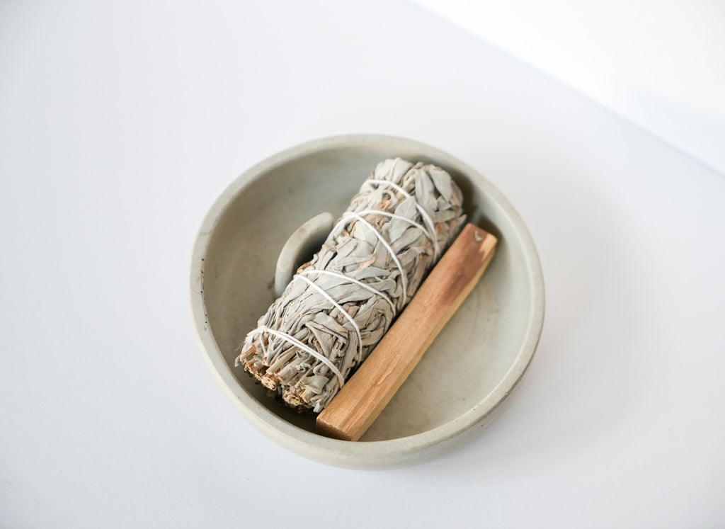 Betonowy Zestaw Rytualny: Podstawka + Palo Santo + Szałwia