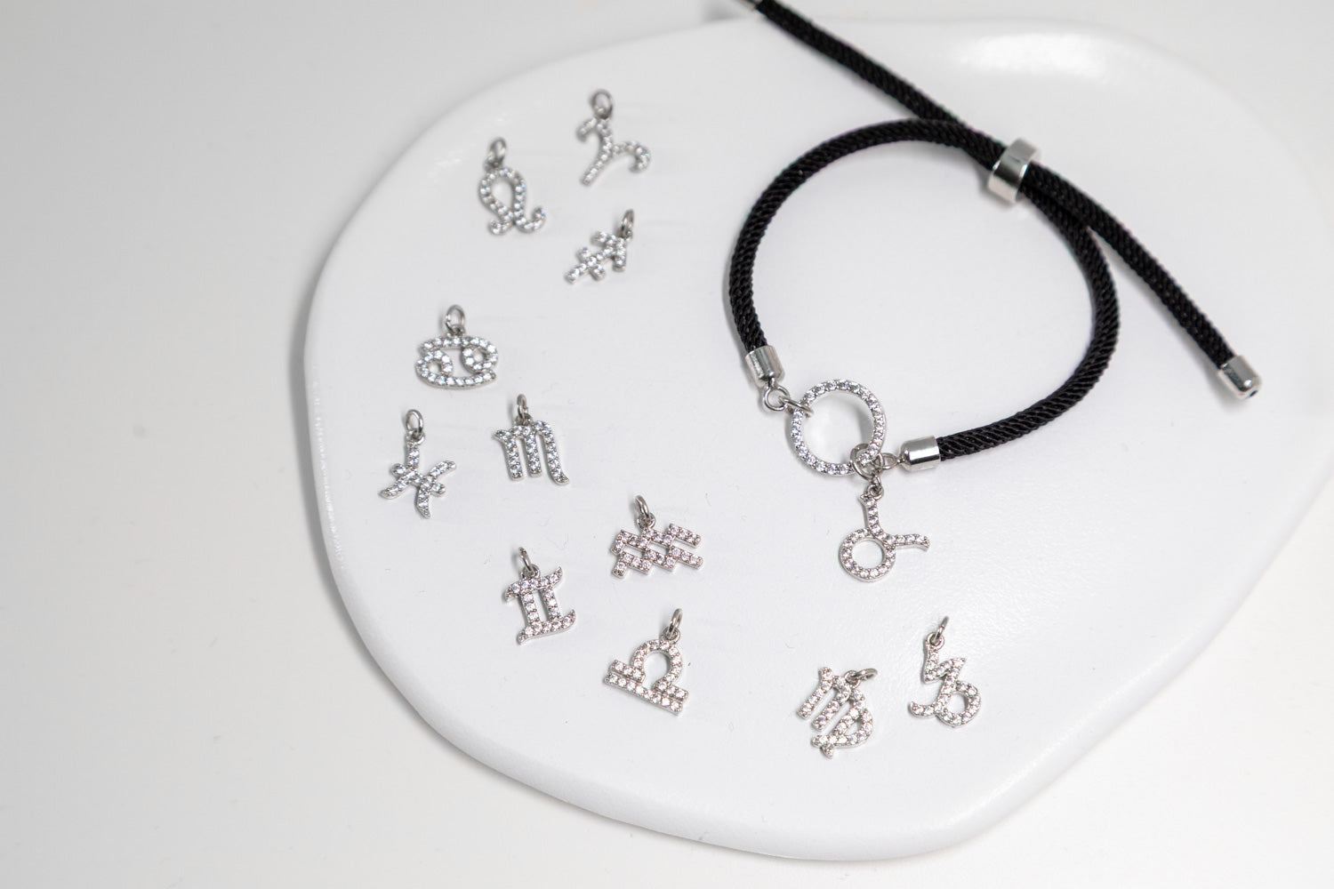 Bransoletka Zodiakalna na Czarnym Sznurku – Srebrny Amulet