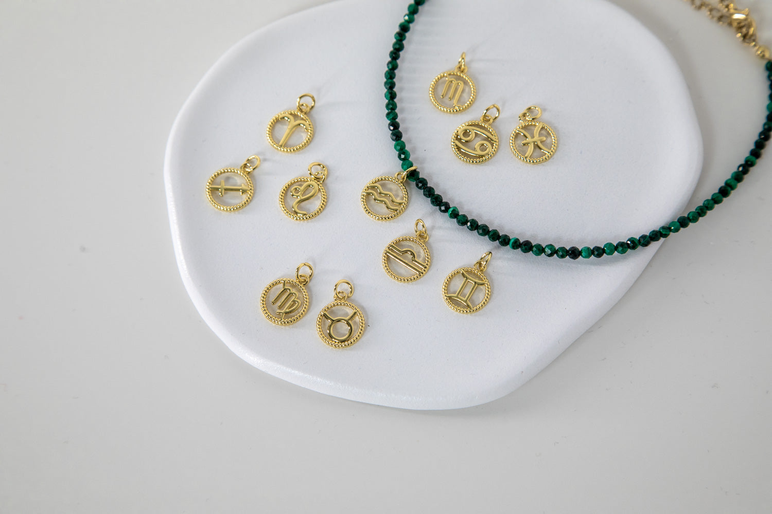 Złoty Choker Zodiakalny z Malachitem – Amulet Transformacji