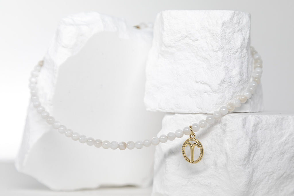 Złoty Choker Zodiakalny z Kremową Muszlą – Amulet Kobiecej Energii