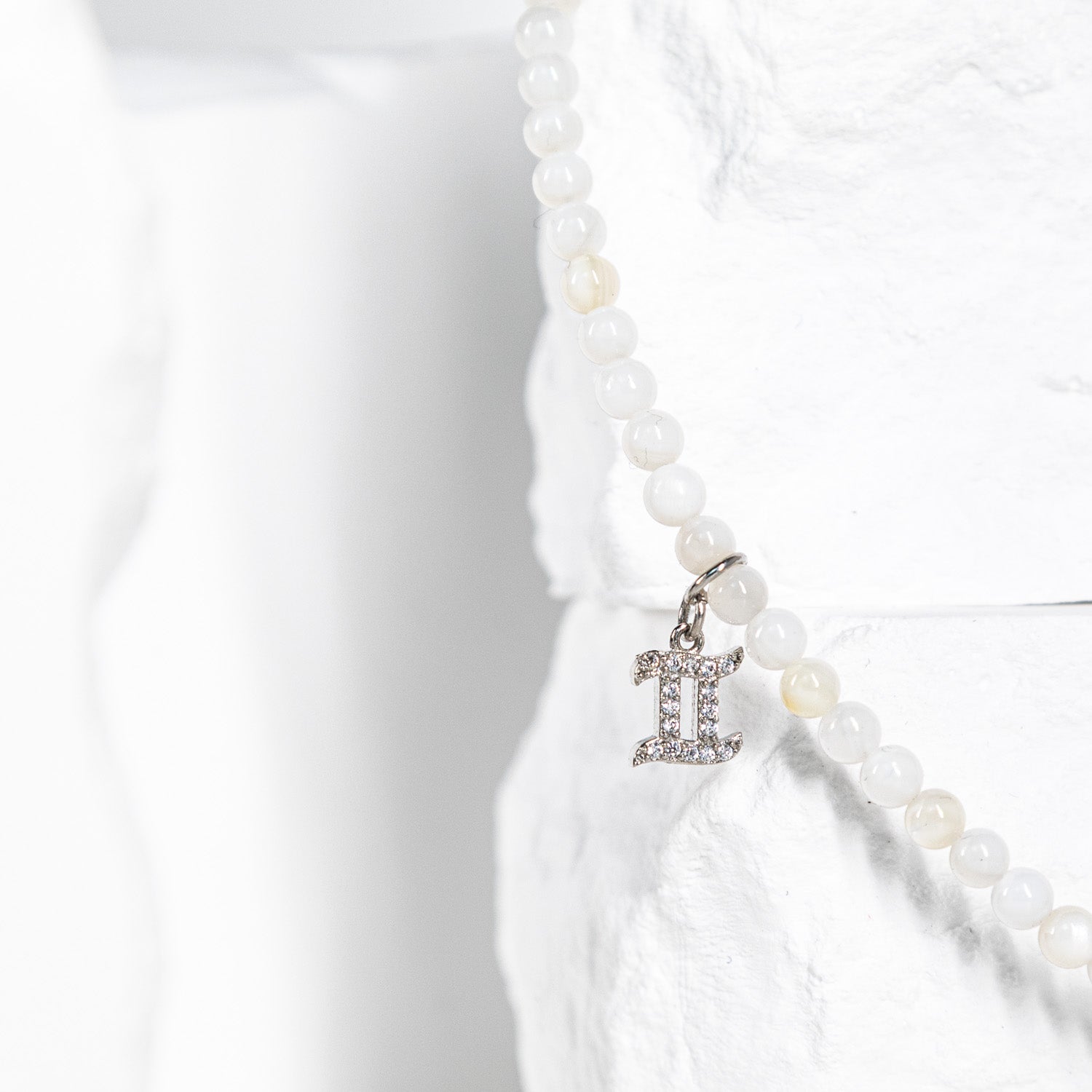 Srebrny Choker Zodiakalny z Kremową Muszlą | Amulet Kobiecej Energii