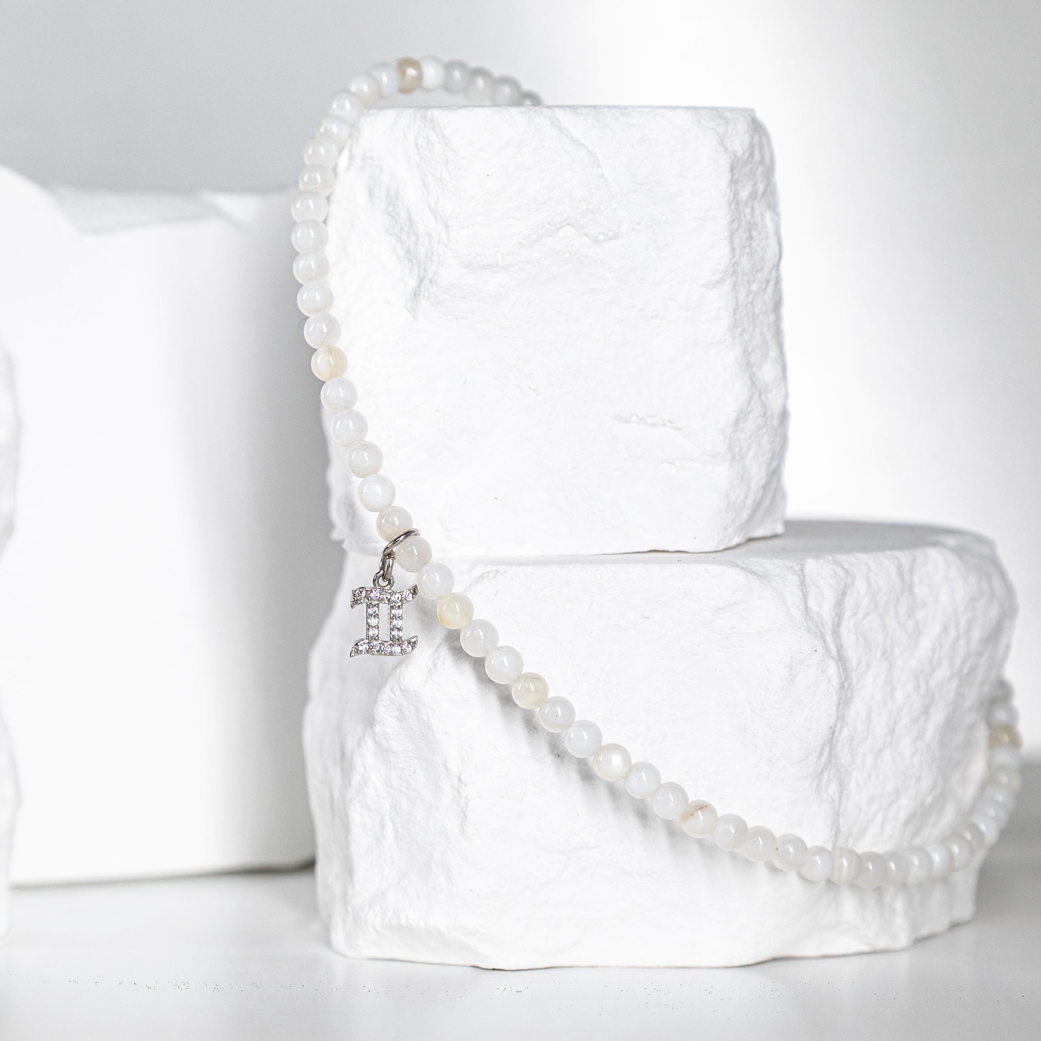 Srebrny Choker Zodiakalny z Kremową Muszlą | Amulet Kobiecej Energii