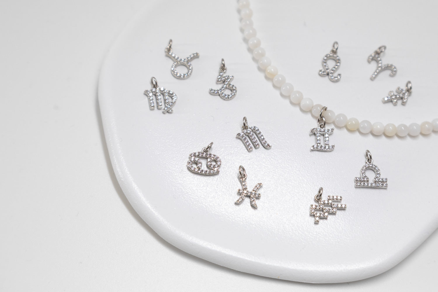 Srebrny Choker Zodiakalny z Kremową Muszlą | Amulet Kobiecej Energii