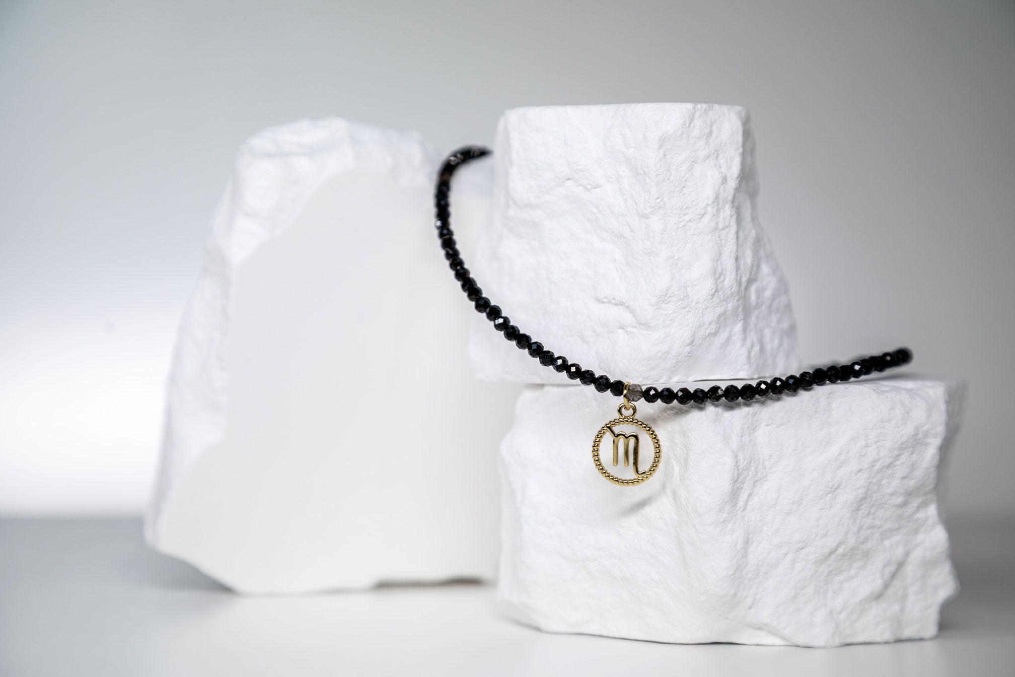 Złoty Choker Zodiakalny z Czarnym Turmalinem – Amulet Ochrony