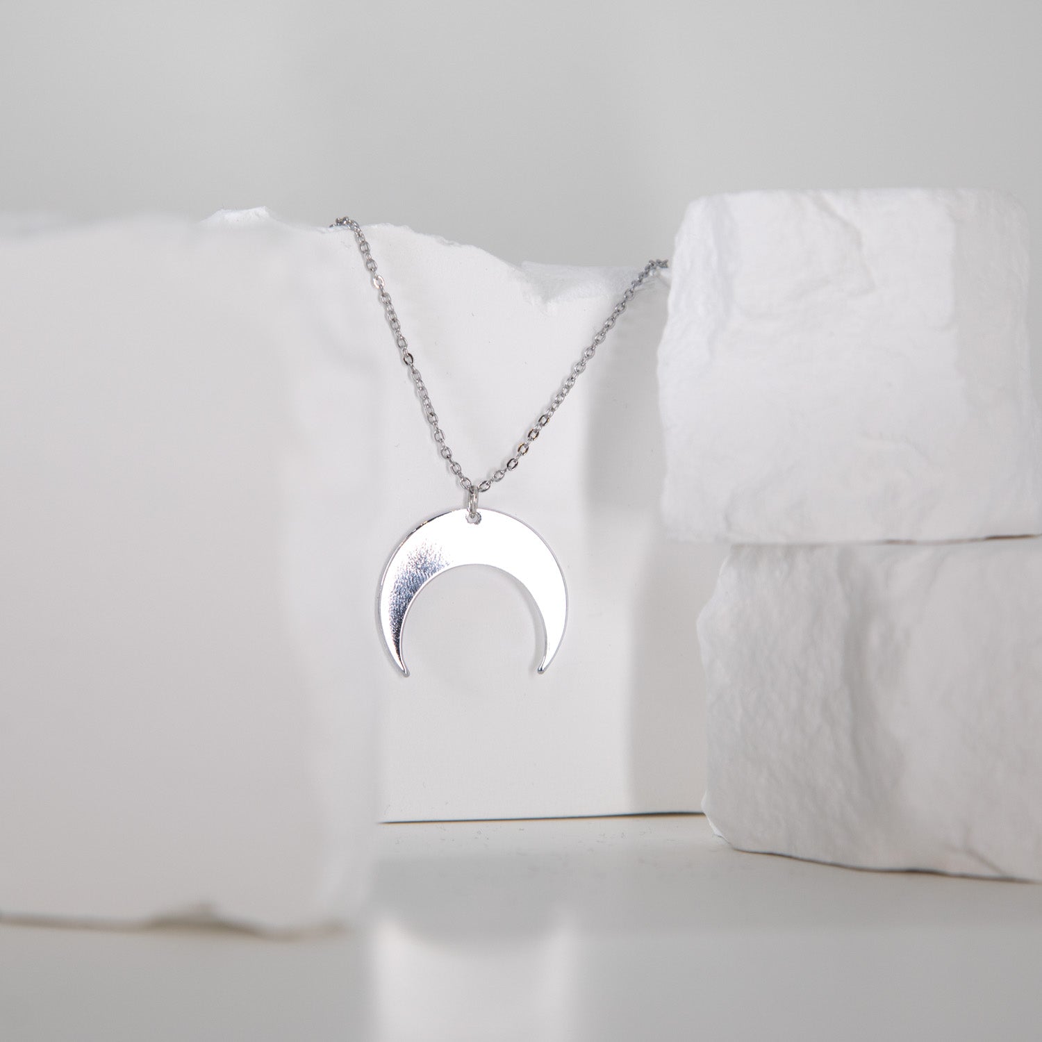 Srebrny Naszyjnik Półksiężyc – Amulet Nocnej Mocy