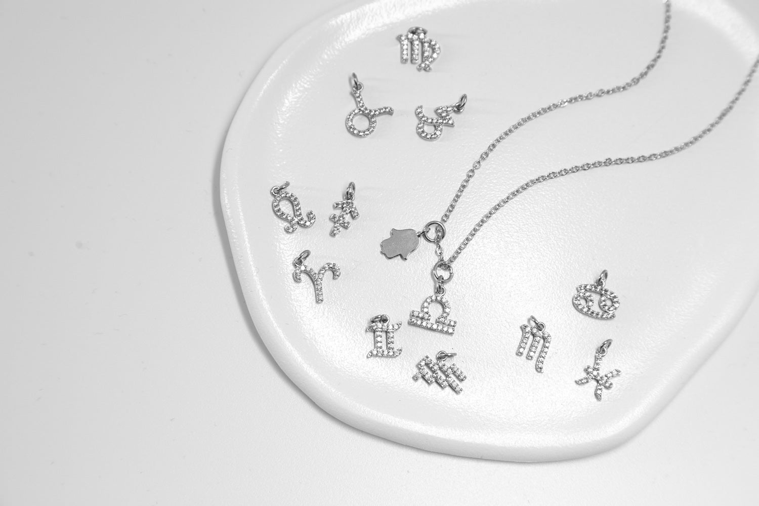 Srebrny Naszyjnik Zodiaku – Ochronna Dłoń Fatimy